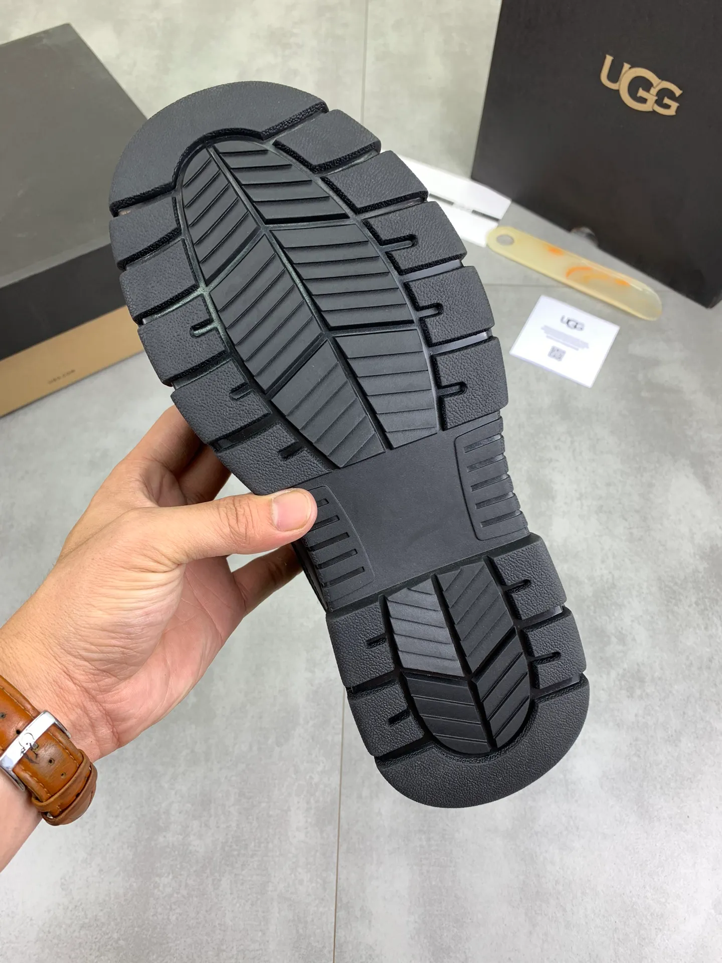 Men's Men's Shoes P620 [New Style] 💰 🆘 "Real Wool" [UGG] 👉 Popular men's shoes official website synchronization 🔰 Genuine quality [proud] is not comparable to the imitations in the general market 🌀 The upper is imported Italian frosted cowhide, and the lining: foot pad 🅰️ grade 🐑 real wool 👻 Only Grade A can show the effect The hand feels smooth and delicate 🔱The shoe shape is grand, only genuine factories can achieve it 🎄The perfect toughness of the original outsole 👻⬛️ allows customers to bid farewell to one-time consumption. Real wool lining, super warm. 3️⃣Colors available Sizes: 38-44
